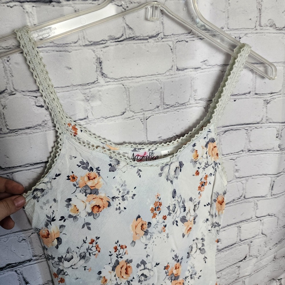 S off white background with yellow and white floral roses 90s top